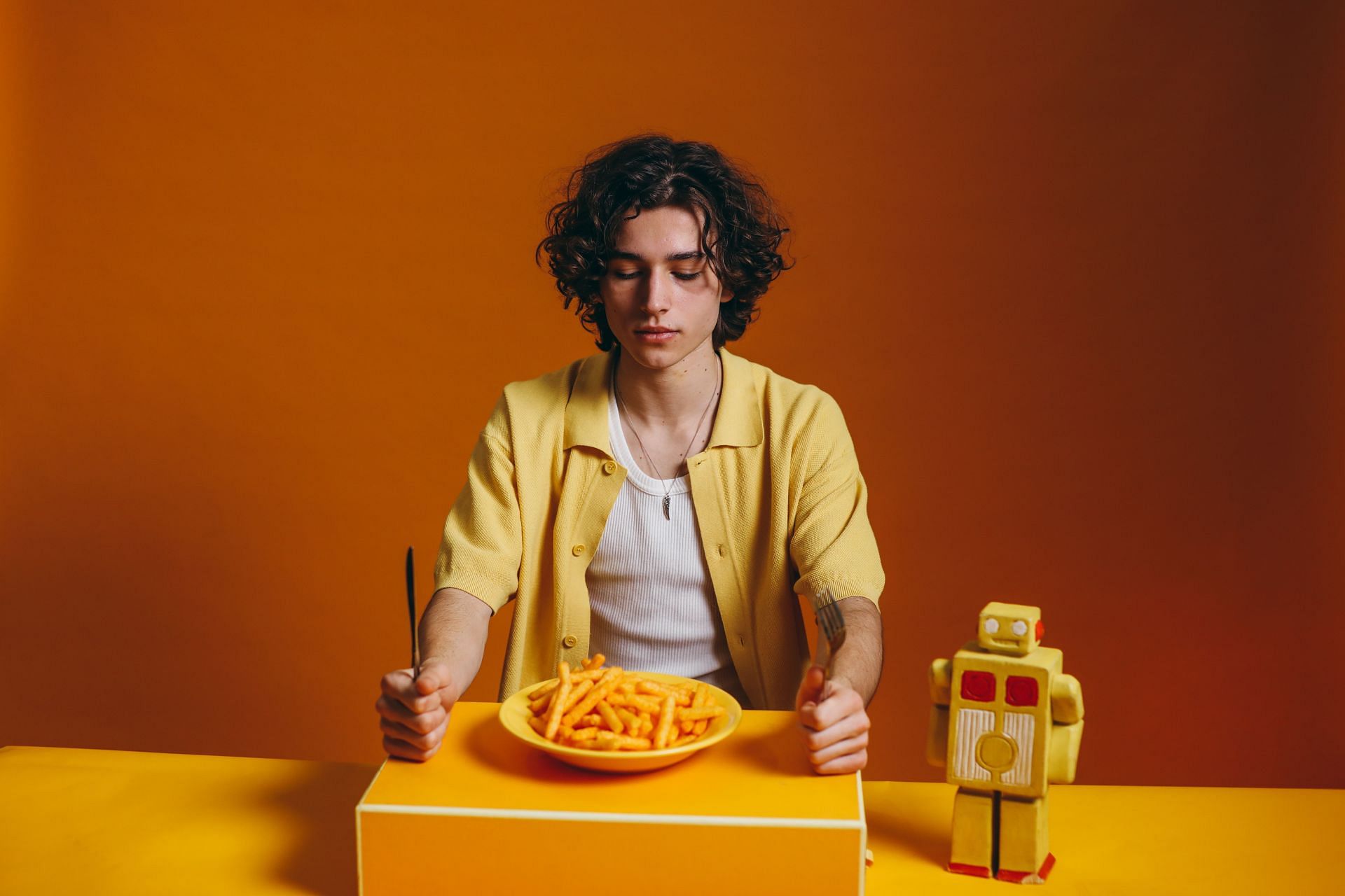 Addresses emotional eating behavior (Image via Pexels/Koolshooters)